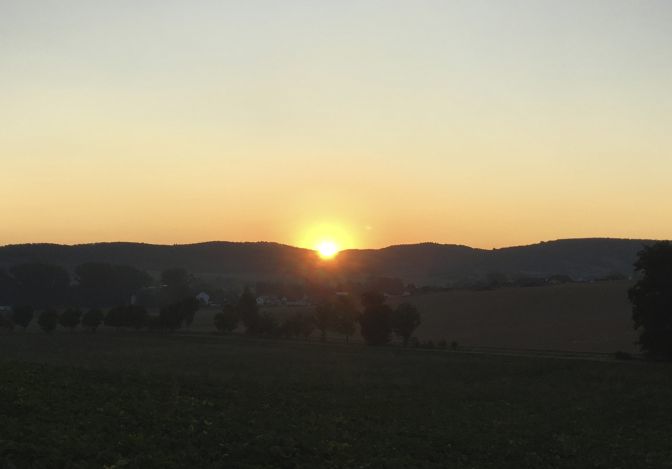 Abb 12 Sonnenaufgang Tag Nacht Gleiche am Menhir