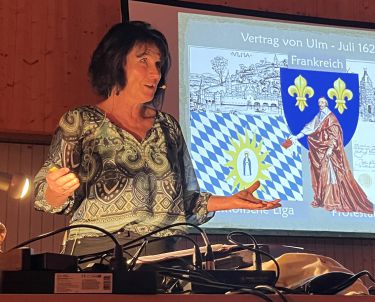 Antje Vollmer 2025 bei ihrem Vortrag "Der 30jährige Krieg im Odenwald" in der Wersauer Mehrzweckhalle
